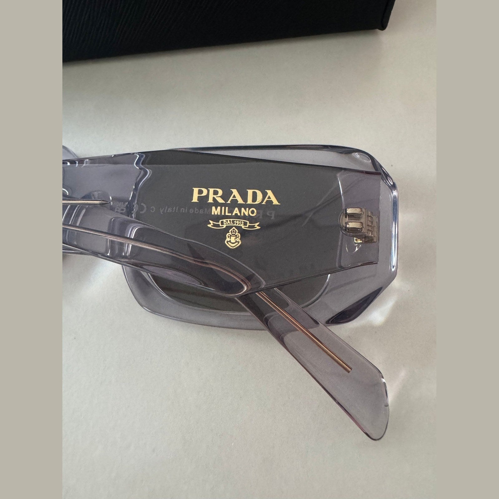 PRADA - משקפי שמש לוגו