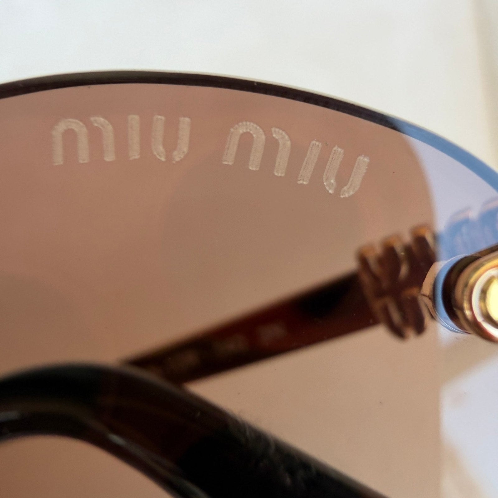 מיו מיו Oval