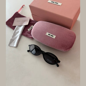 מיו מיו משקפי שמש אובליות מסגרת שחורה לנשים