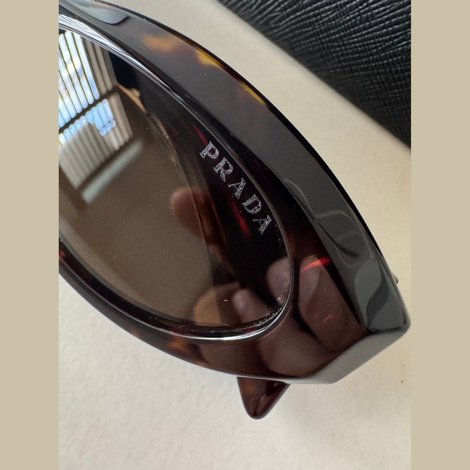 PRADA - משקפי שמש לוגו