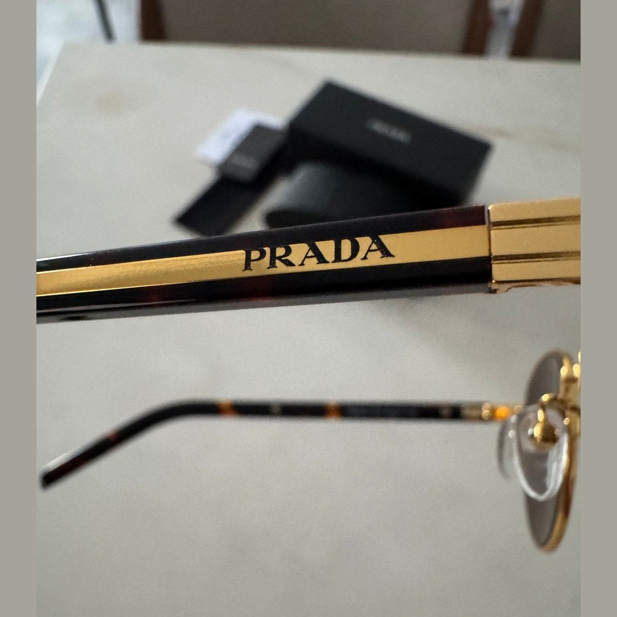 PRADA - משקפי שמש לוגו