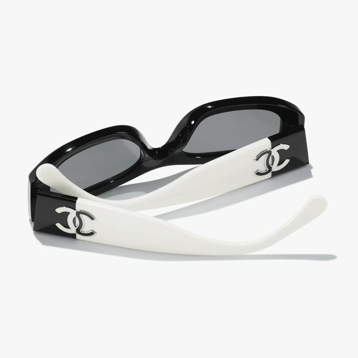 Image of משקפי שמש CHANEL בעיצוב מסגרת פלסטיק שחור ולבן עם הגנה מלאה מפני UVA/UVB.