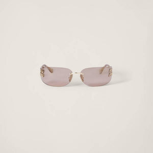 משקפי שמש מיו מיו מסגרת זהב מסך צר, עיצוב מתכתי קל עם עדשות ללא מסגרת ולוגו אנכי.