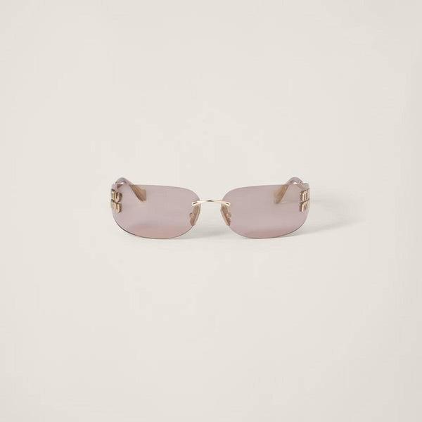 משקפי שמש מיו מיו מסגרת זהב מסך צר, עיצוב מתכתי קל עם עדשות ללא מסגרת ולוגו אנכי.