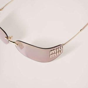 משקפי שמש מיו מיו בעיצוב מתכת עכשווי עם עדשות קמורות ולוגו מרשים.