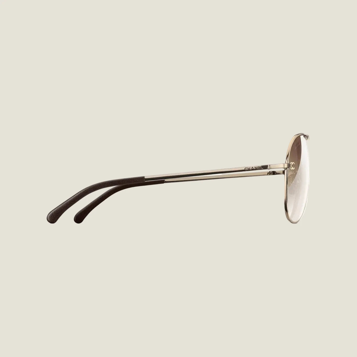 Image of משקפי שמש CHANEL עם מסגרת מתכת בצבע שמפניה, הגנה 100% UVA/UVB, רפידות אף מתכווננות, מתאימים לעדשות ראיה.