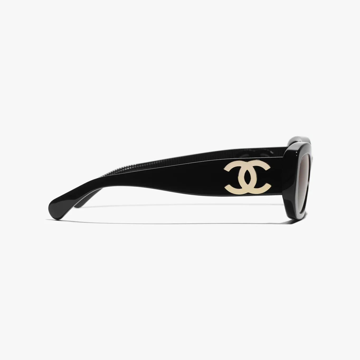 משקפי שמש CHANEL שחורים עם מסגרת פלסטיק משולב, מגנים 100% מפני UVA/UVB, רפידות אף מתכווננות, מגיעים באריזת מותג.