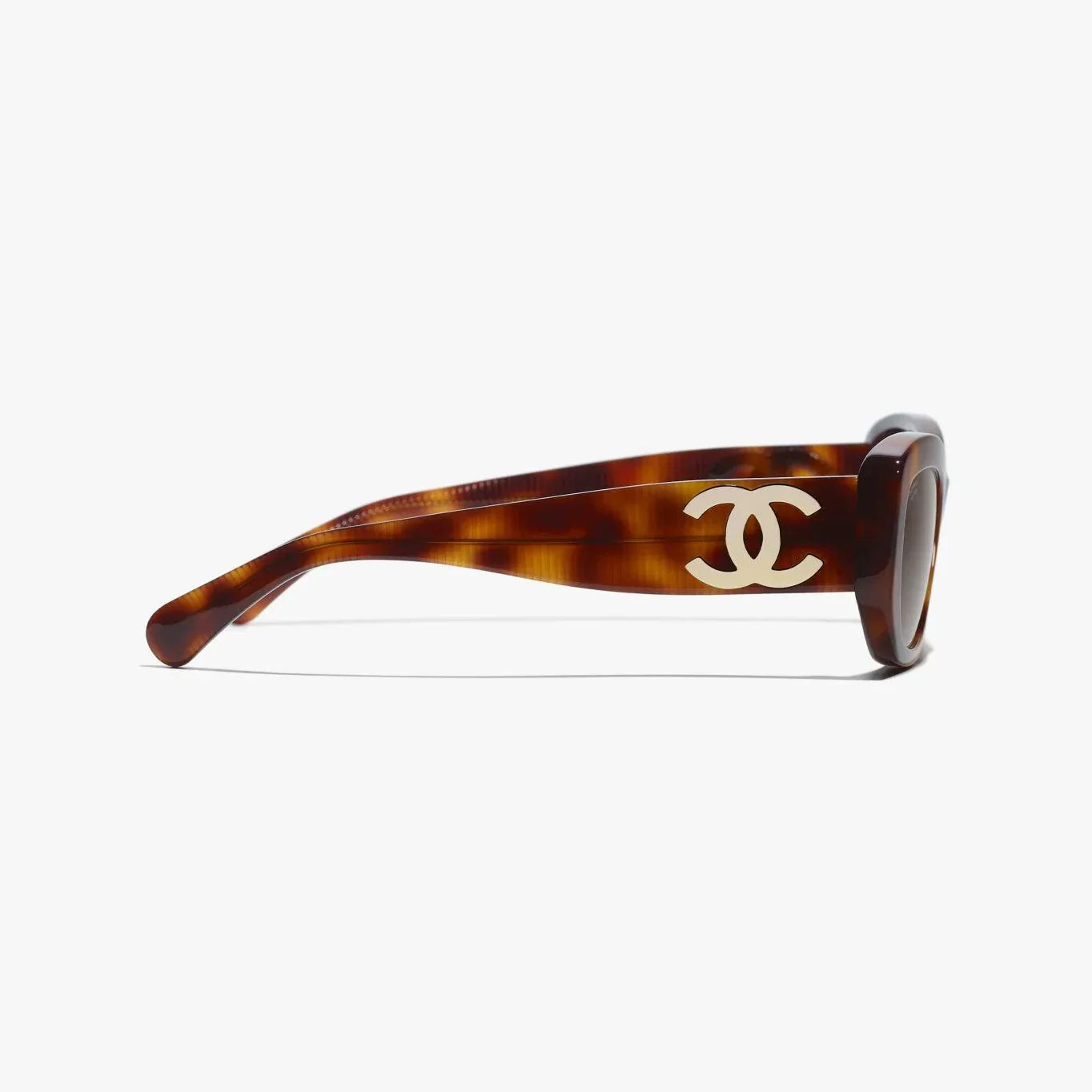 משקפי שמש CHANEL מנומרים, מסגרת פלסטיק משולב, 100% הגנה מפני UVA/UVB, רפידות אף מתכווננות.