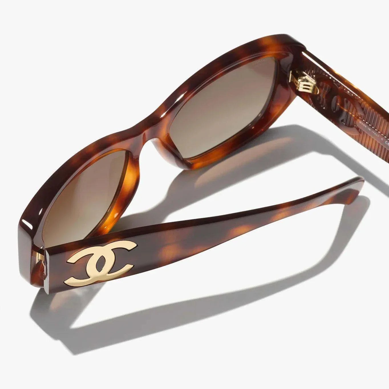 משקפי שמש CHANEL מנומרים, מסגרת פלסטיק משולב, 100% הגנה מפני UVA/UVB, רפידות אף מתכווננות.