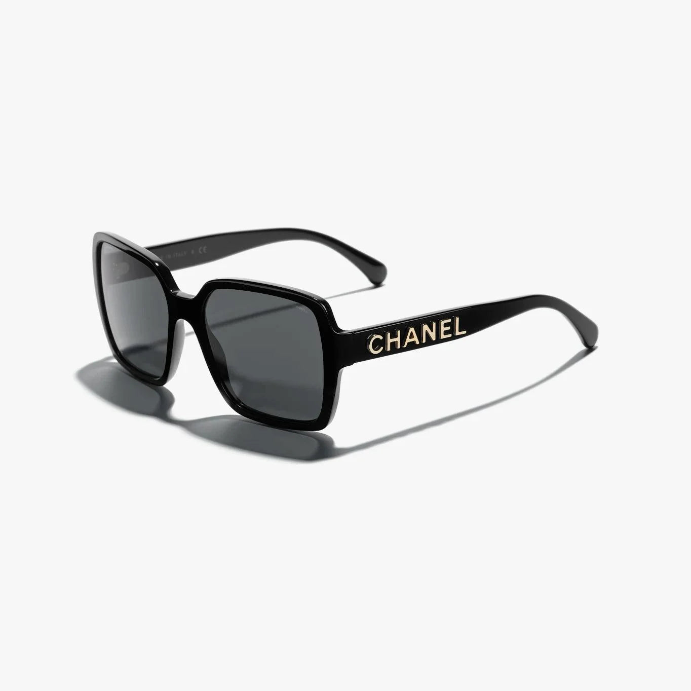 Image of משקפי שמש CHANEL, מסגרת פלסטיק משולב, צבע שחור, משקפיים לוגו, הגנה 100% UVA/UVB.