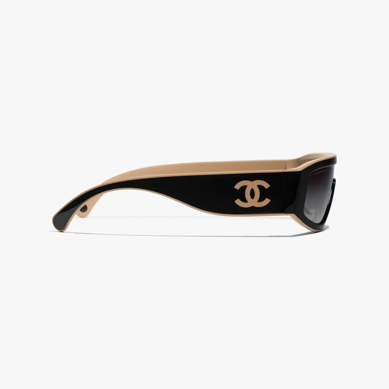 משקפי שמש CHANEL מסגרת פלסטיק שחור/זהב עם לוגו, הגנה UVA/UVB.