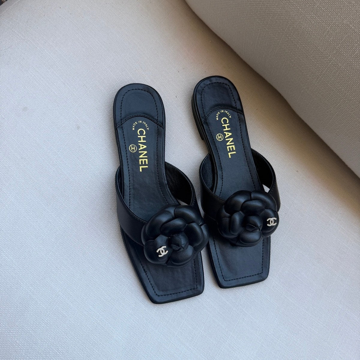 Chanel sandals במלאי