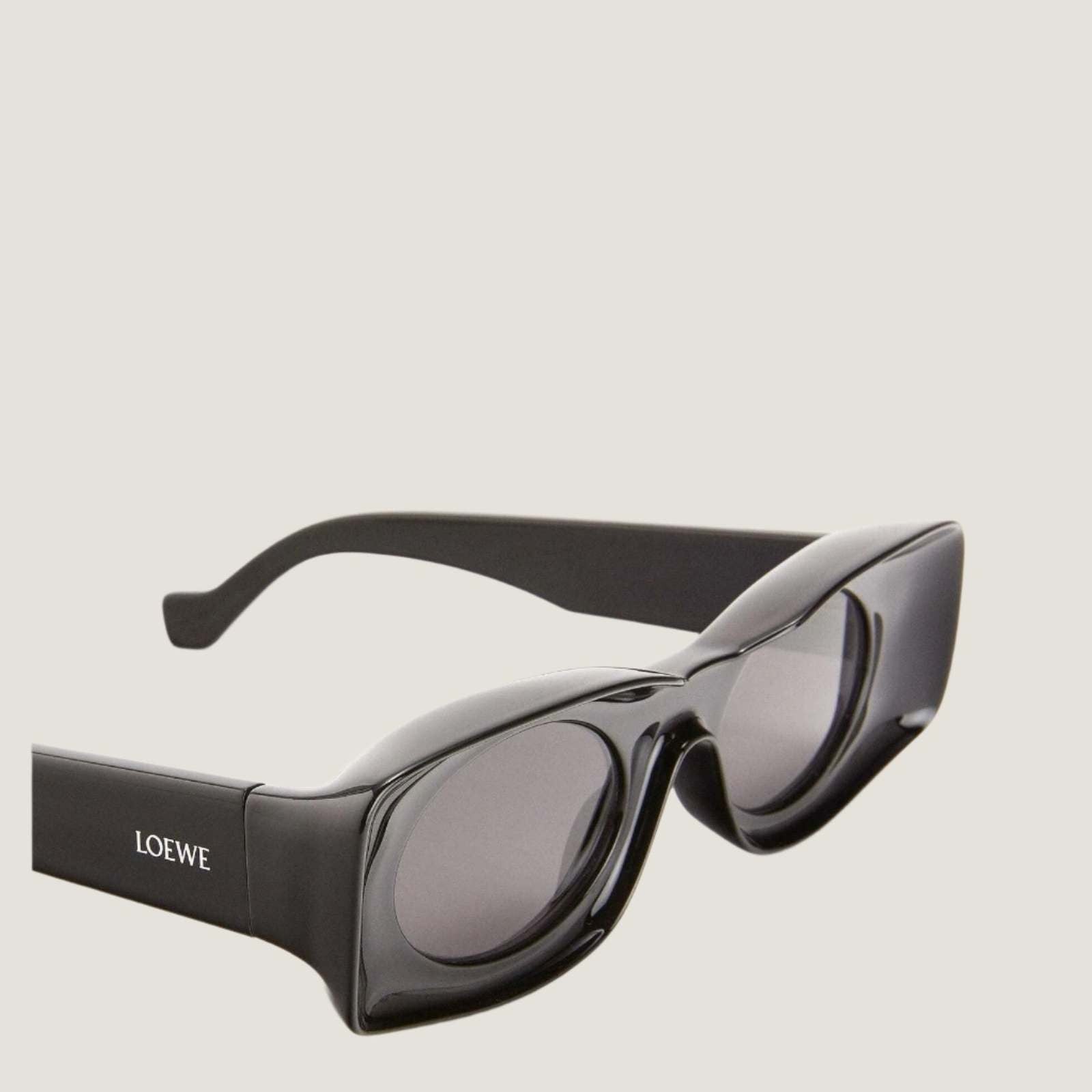 Image of משקפי שמש LOEWE עם עיצוב מודרני ומינימליסטי, מסגרות גיאומטריות ועדשות UV400 ליהנות מסגנון ויוקרה.