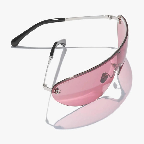 משקפי שמש CHANEL אלגנטיים עם עדשות ורודות ולוגו המותג.