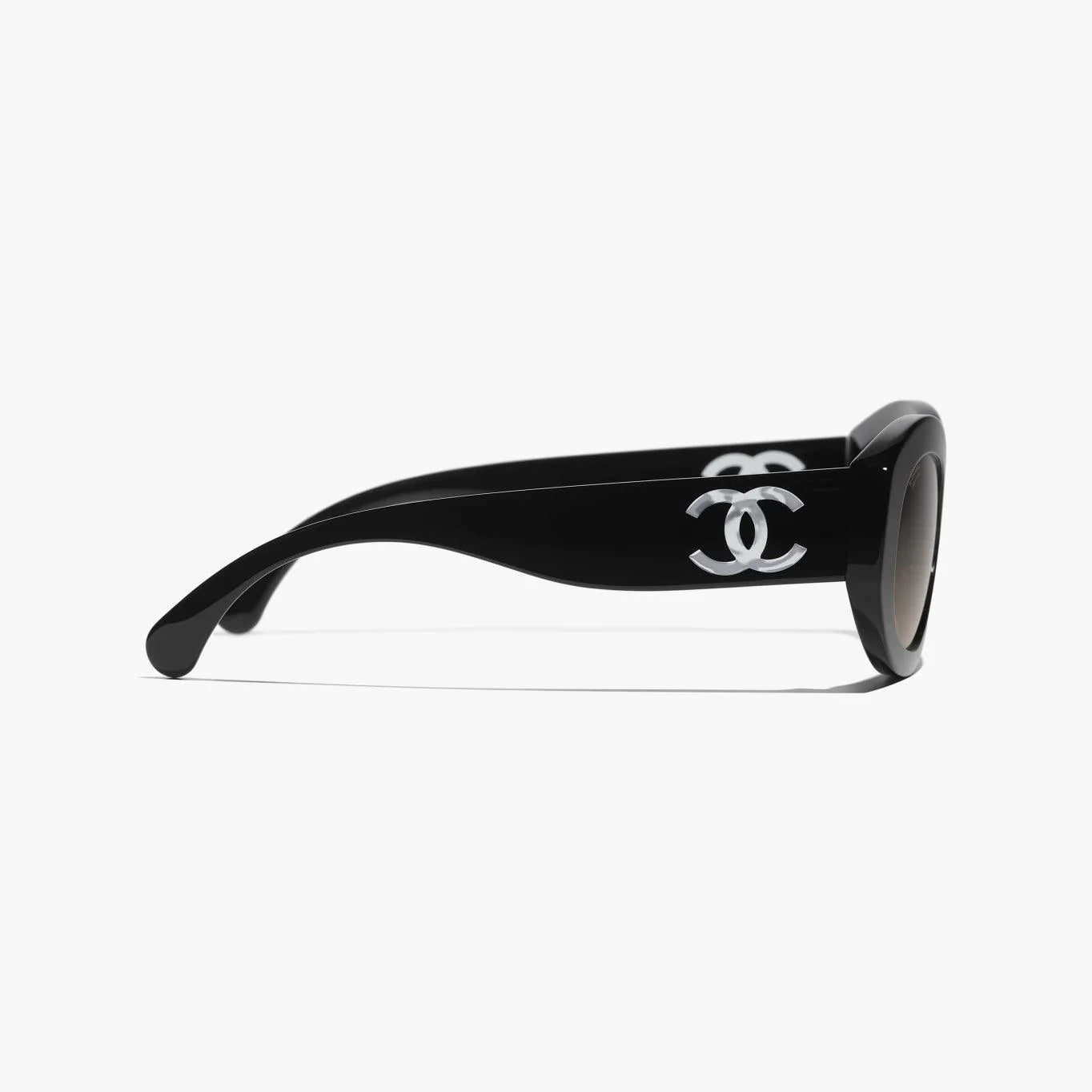 משקפי שמש CHANEL עם מסגרת פלסטיק משולב בעיצוב יוקרתי והגנה מקרינת UV.