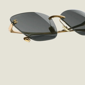 משקפי שמש CHANEL עם מסגרת מתכת יוקרתית, עדשות כהות והגנת UV400, בעיצוב אלגנטי ומתוחכם.