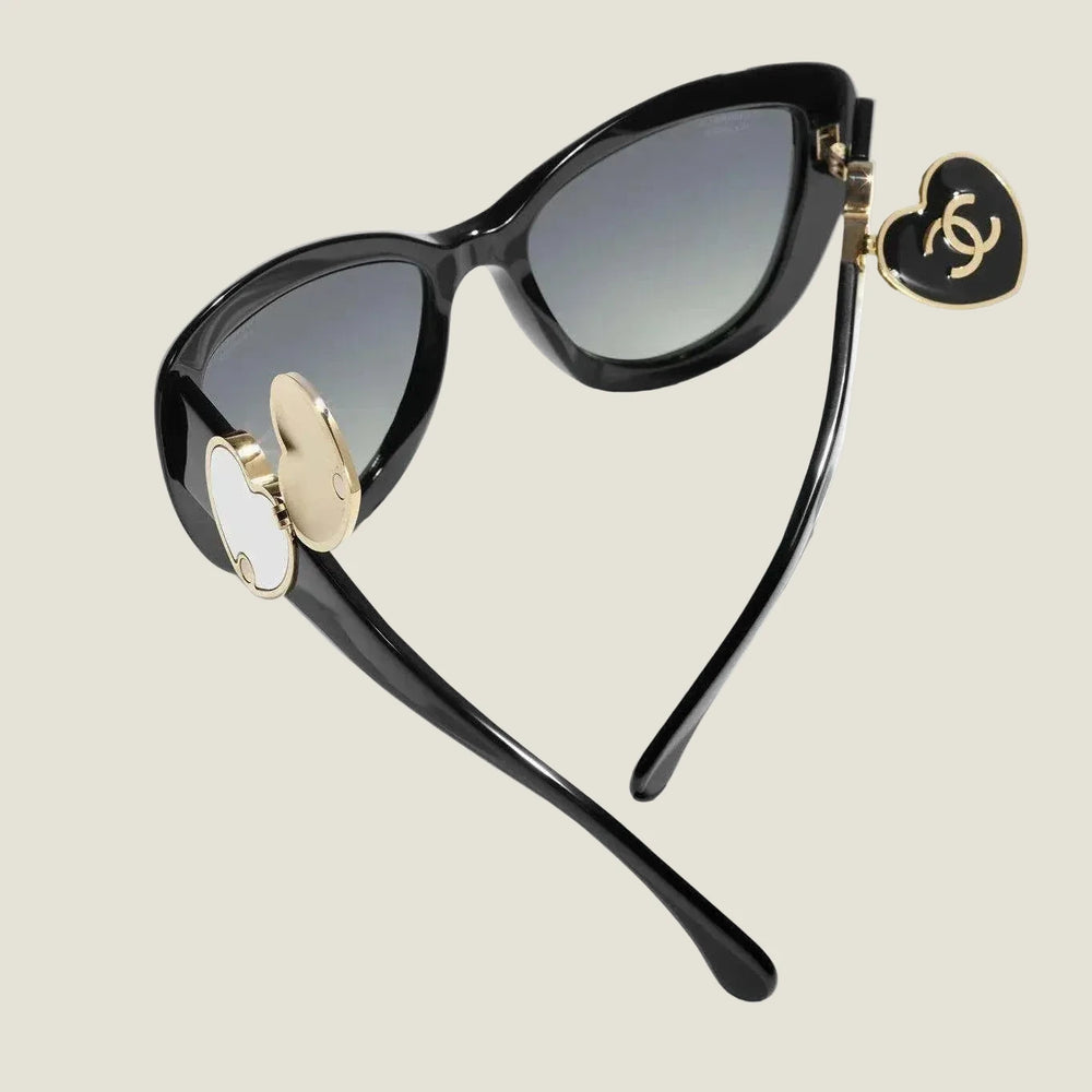 משקפי שמש CHANEL יוקרתיים עם לוגו, עדשות כהות והגנת UV.