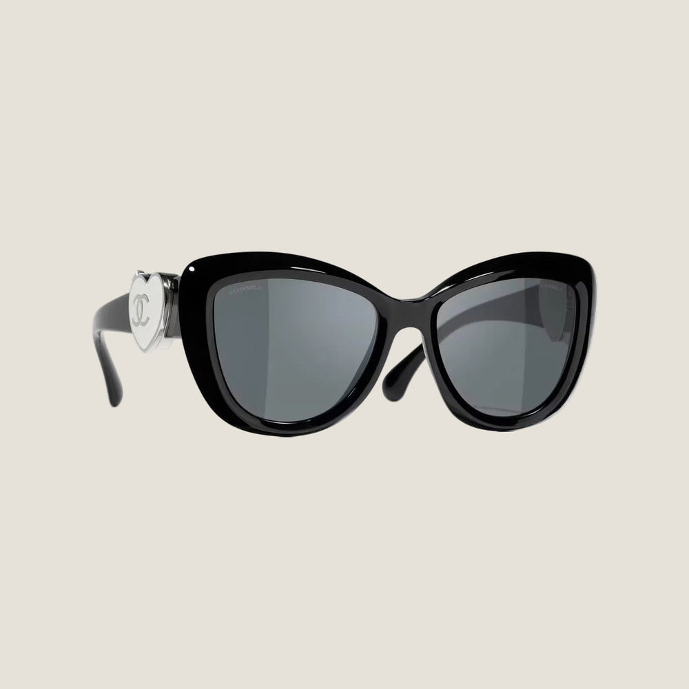 משקפי שמש CHANEL בעיצוב אלגנטי עם לוגו, כוללות עדשות כהות עם הגנת UV400.