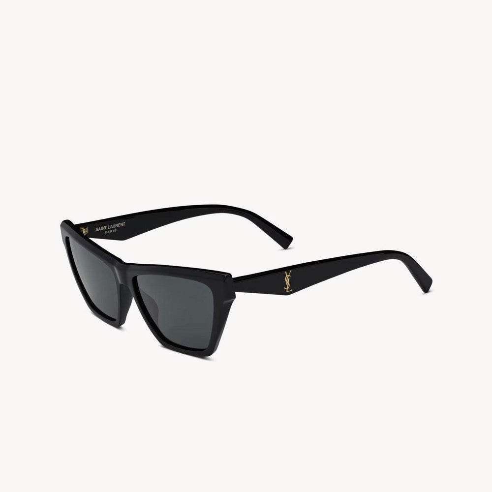 משקפי שמש SL, מסגרת פלסטיק שחורה, 100% הגנה מפני UVA/UVB, רפידות אף מתכווננות, מתאימה לעדשות ראיה, אריזה ייעודית.