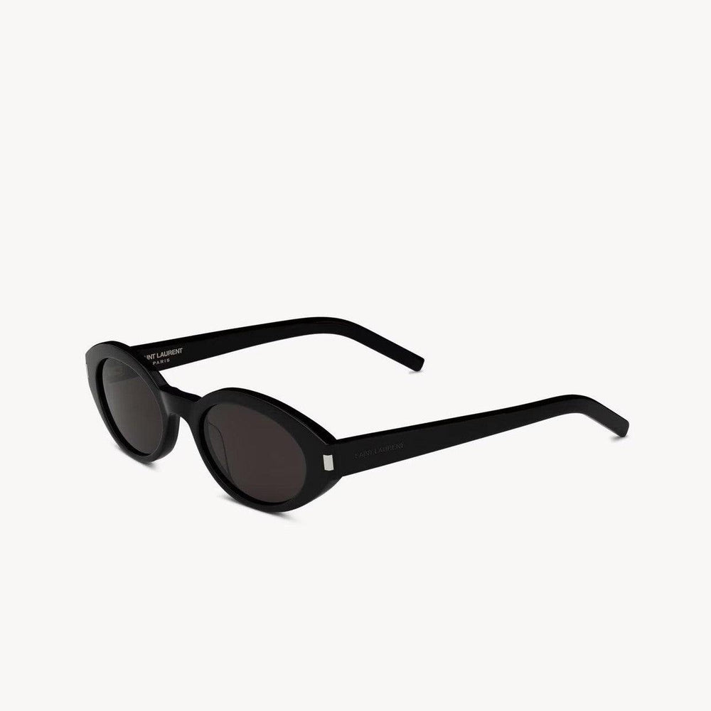 משקפי שמש SL מסגרת פלסטיק שחורה עם הגנת UVA/UVB ורפידות אף מתכווננות.