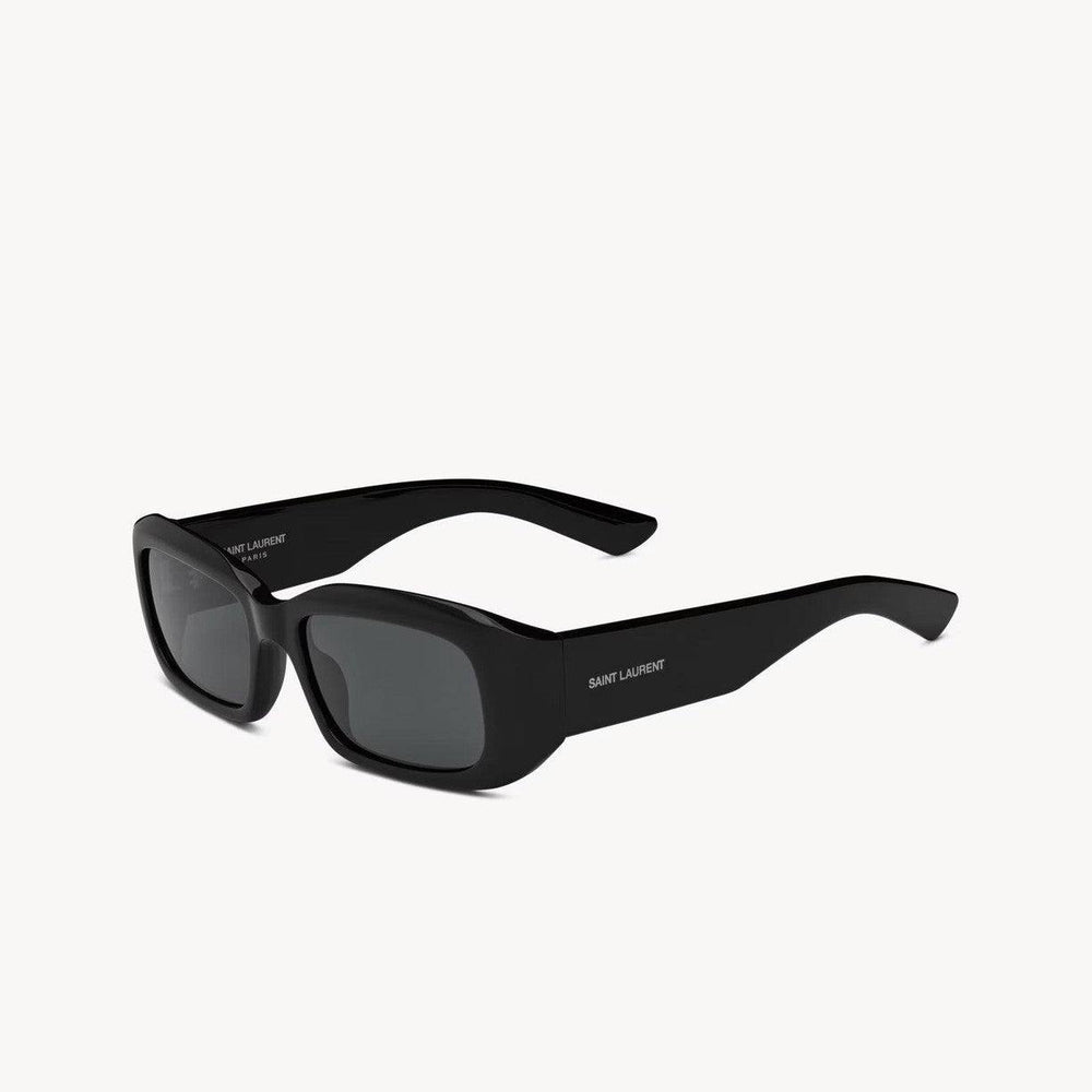 משקפי שמש SL עם מסגרת פלסטיק שחורה והגנה 100% מפני UVA/UVB.