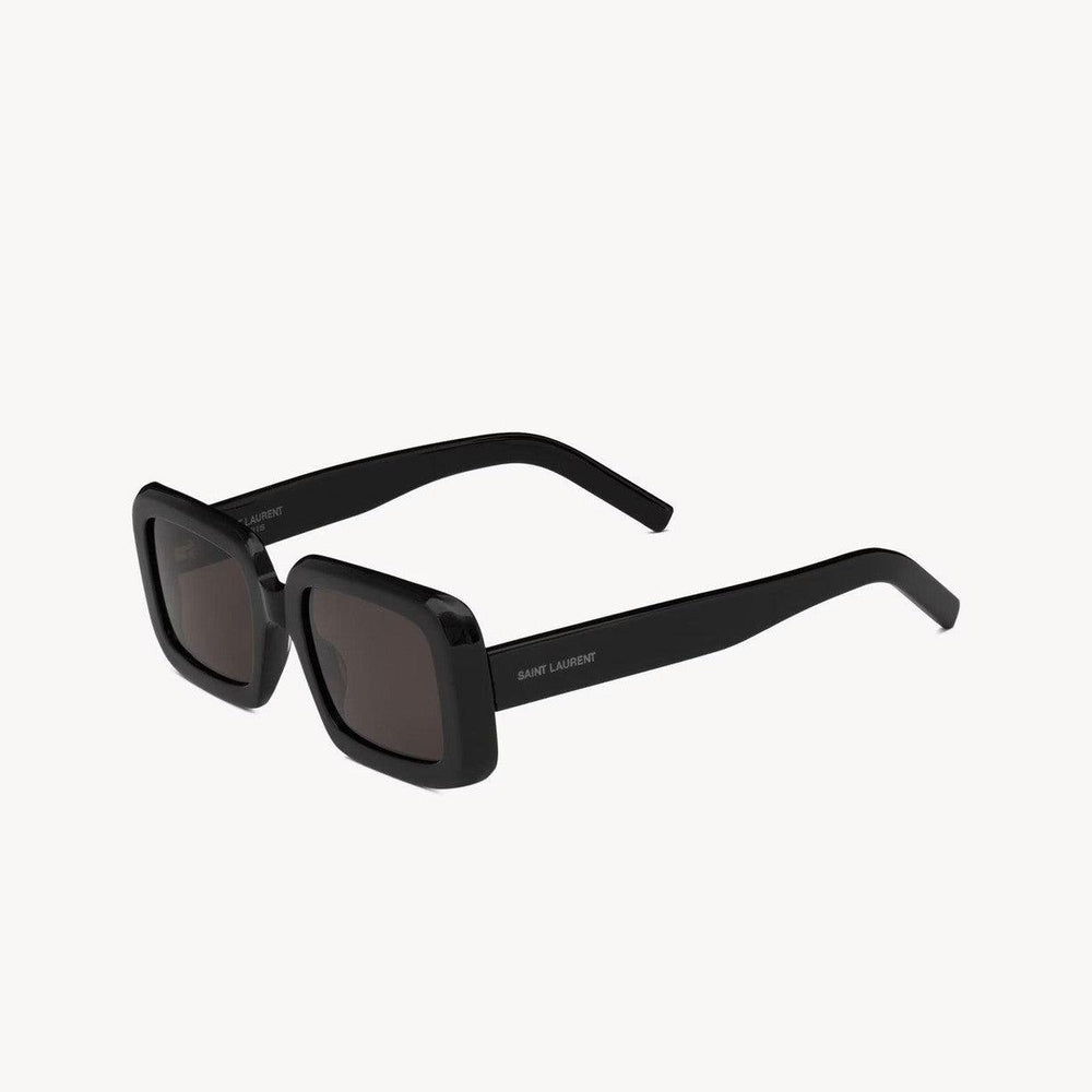 משקפי שמש SL עם מסגרת פלסטיק שחורה והגנה 100% מפני UVA/UVB, כוללים רפידות אף מתכווננות.