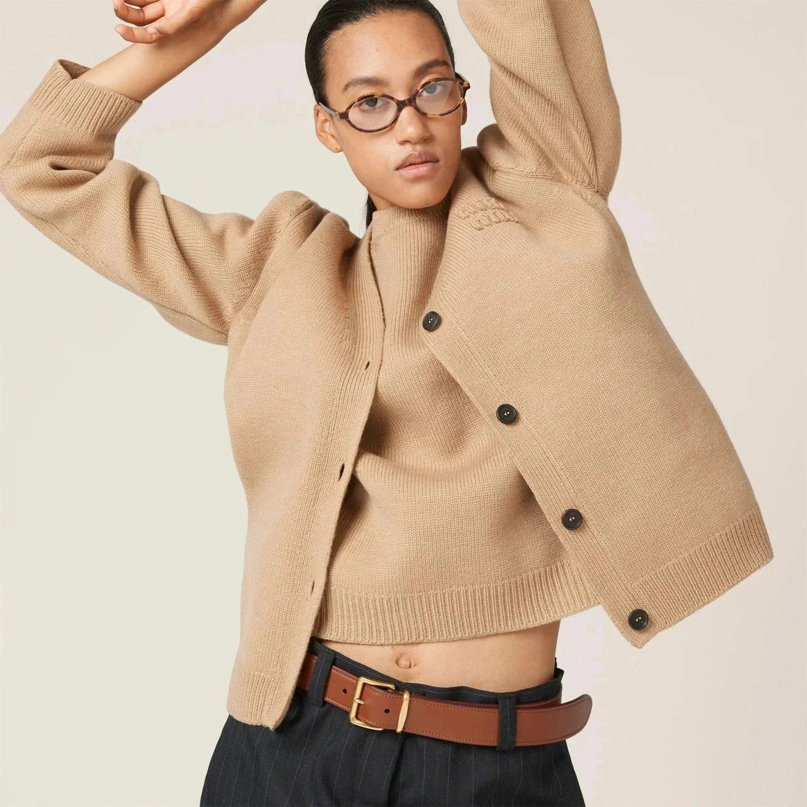 Image of חגורת עור יוקרתית לנשים בעיצוב מודרני של Miu Miu, מושלמת לכל סגנון לבוש.