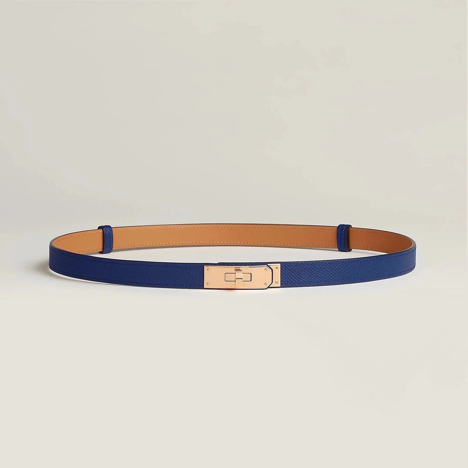 Image of חגורת קלי רוז Hermès בעיצוב יוקרתי עם אבזם מתכתי אלגנטי.