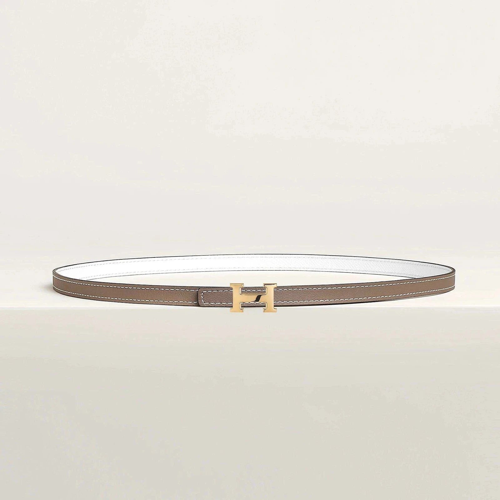 Image of חגורה דו צדדית מעור איכותי עם אבזם מודגש.