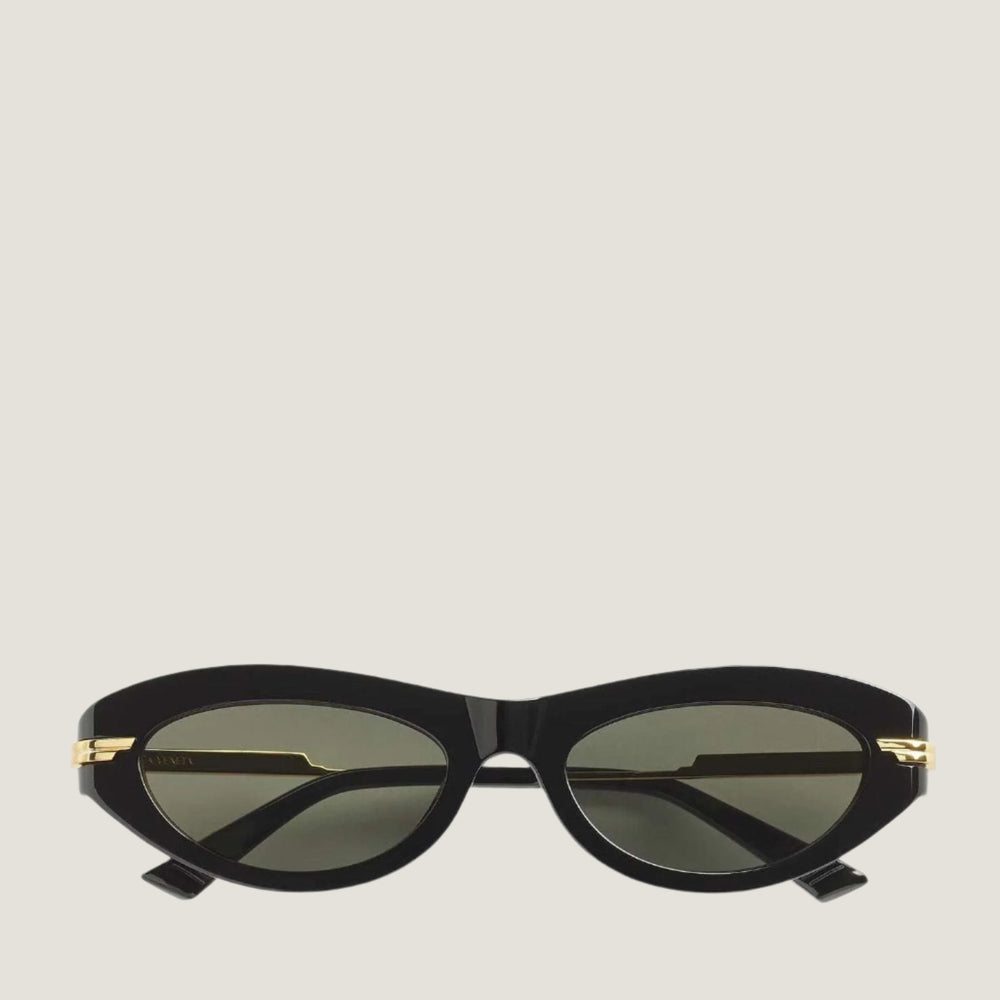 משקפי שמש B, מסגרת מתכת שחורה, הגנה UVA/UVB, רפידות אף מתכווננות.