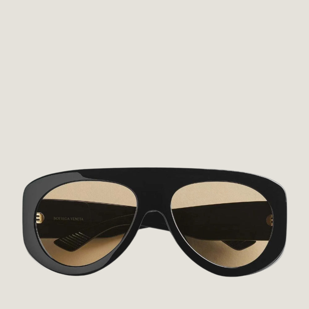 משקפי שמש B עם מסגרת פלסטיק שחורה והגנה מלאה UVA/UVB.