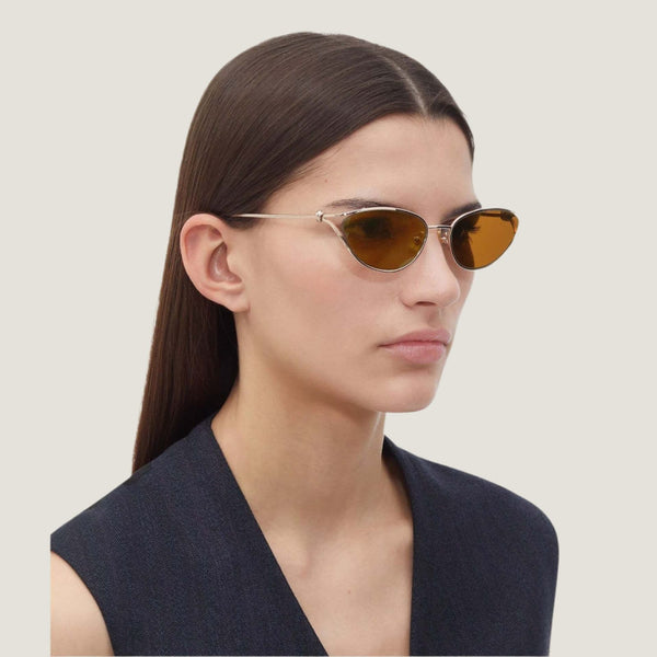 משקפי שמש B עם מסגרת מתכת בצבע זהב ורפידות אף מתכווננות, הגנה 100% UVA/UVB.