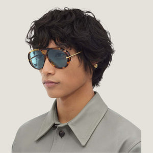 משקפי שמש B עם מסגרת מתכת מנומרת ורפידות אף מתכווננות.