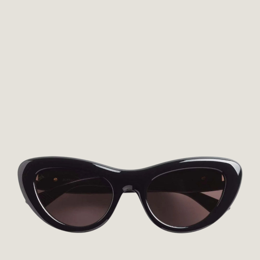 משקפי שמש B עם מסגרת פלסטיק שחורה והגנה 100% מ-UVA/UVB.