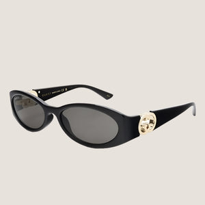 משקפי שמש GUCCI יוקרתיים עם מסגרת שחורה ועיטור זהב.