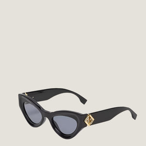 משקפי שמש Fendi יוקרתיים עם עיצוב מודרני ומסגרות כהות.