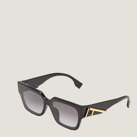 משקפי שמש Fendi יוקרתיים בעיצוב מודרני עם מסגרת שחורה עדכנית ועיטורי זהב.