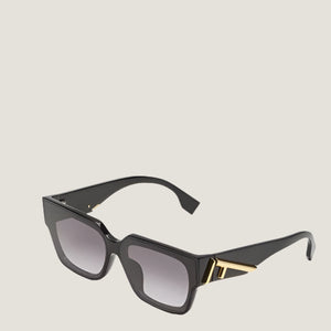 משקפי שמש Fendi יוקרתיים בעיצוב מודרני עם מסגרת שחורה עדכנית ועיטורי זהב.