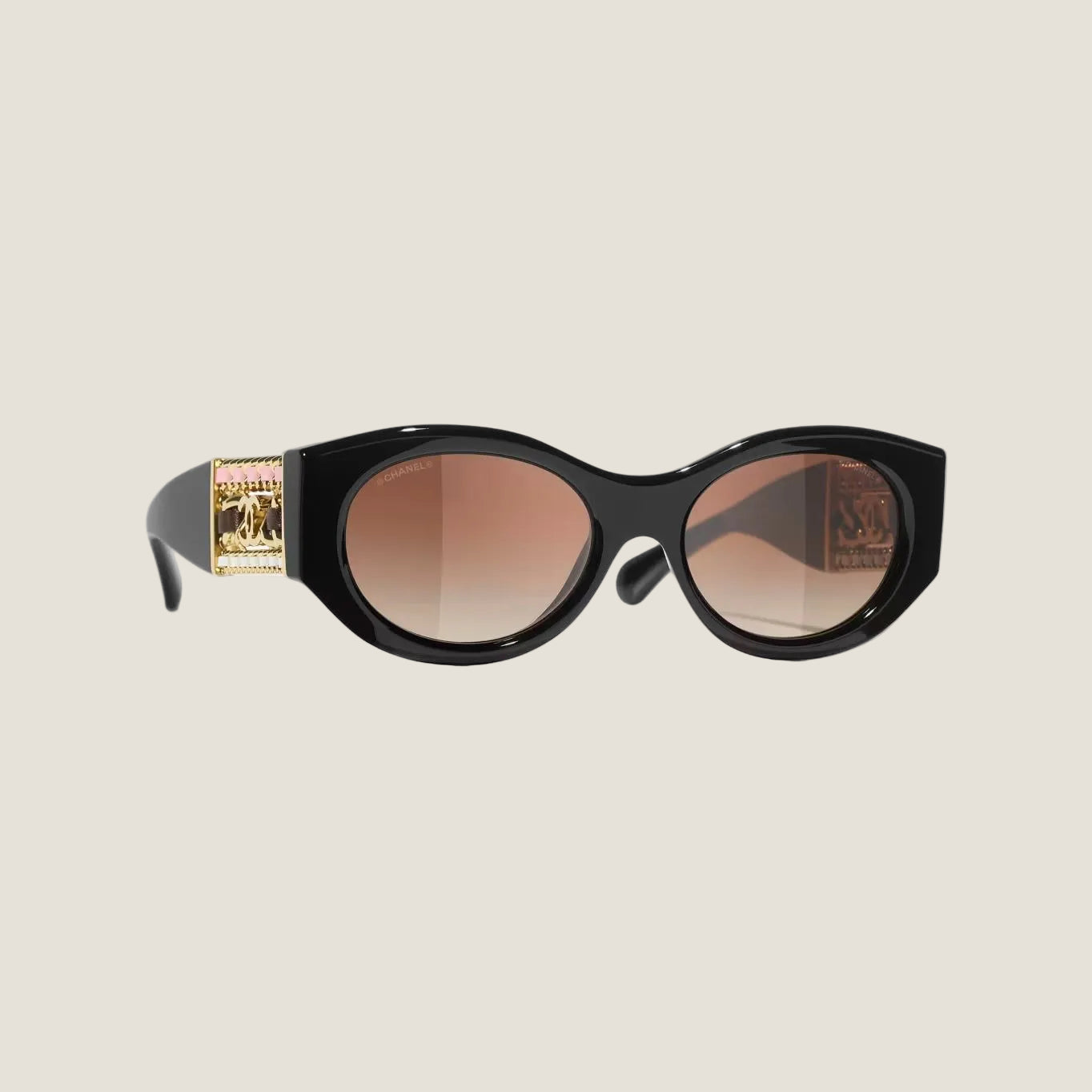 Image of משקפי שמש CHANEL, מסגרת פלסטיק שחורה, הגנה 100% UVA/UVB, רפידות אף מתכווננות, מתאימה לעדשות ראיה.