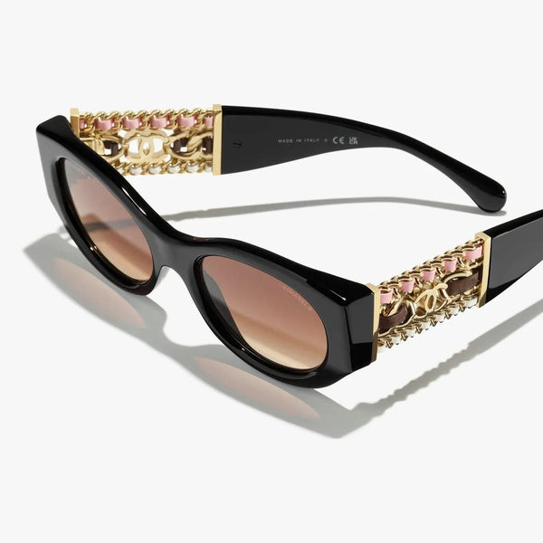 משקפי שמש CHANEL, מסגרת פלסטיק שחורה, הגנה 100% UVA/UVB, רפידות אף מתכווננות, מתאימה לעדשות ראיה.