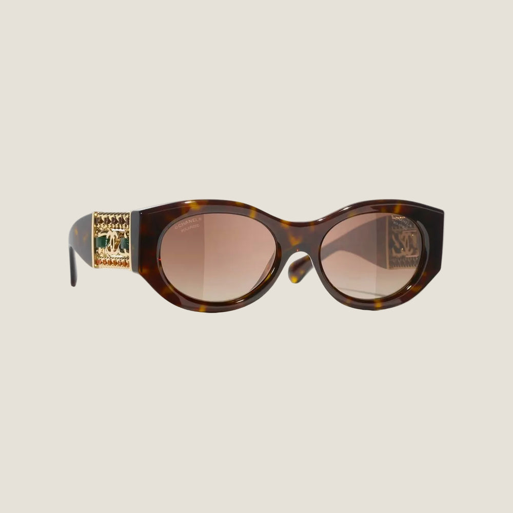 CHANEL sunglasses with tortoiseshell pattern, plastic frame, 100% UVA/UVB protection.