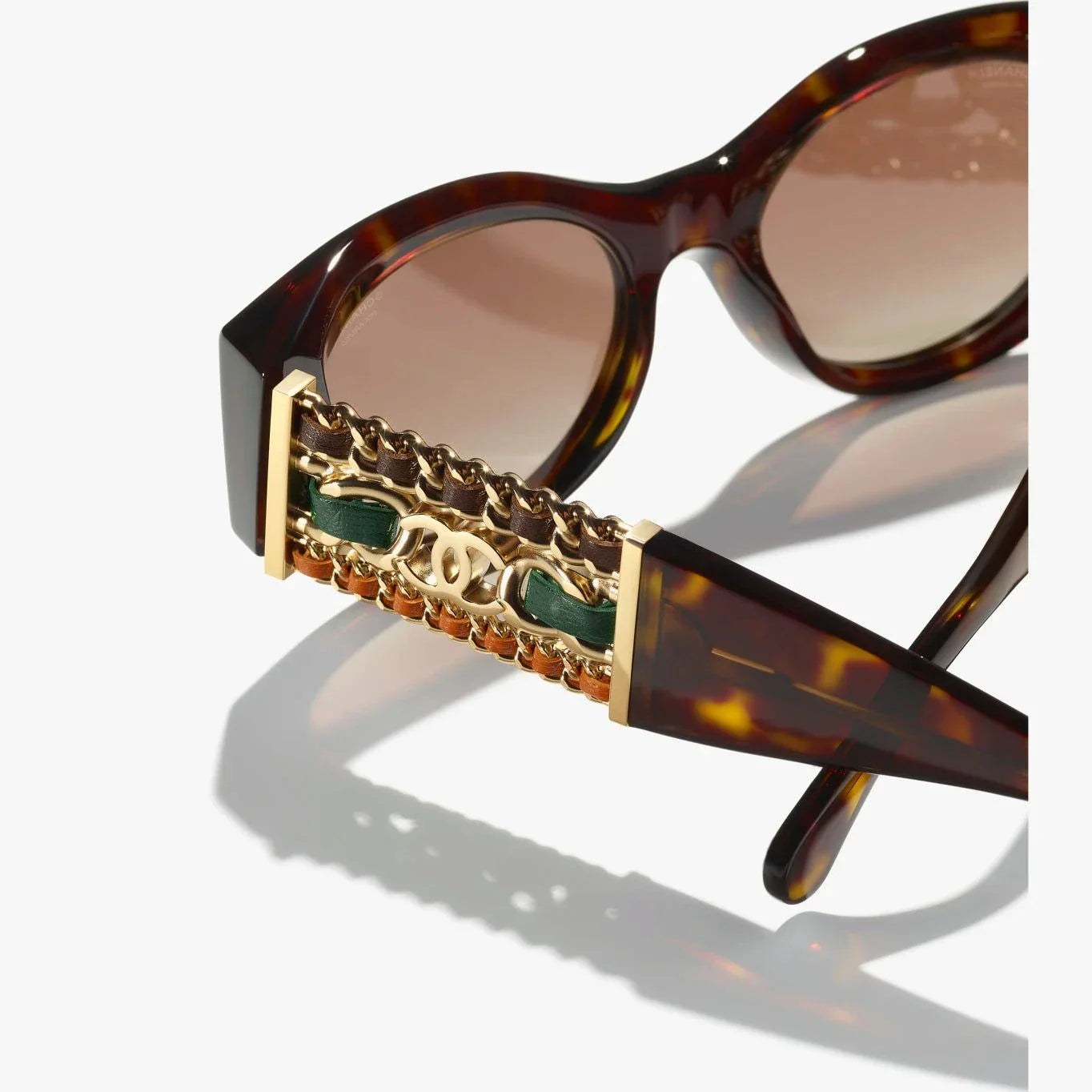 CHANEL sunglasses with tortoiseshell pattern, plastic frame, 100% UVA/UVB protection.