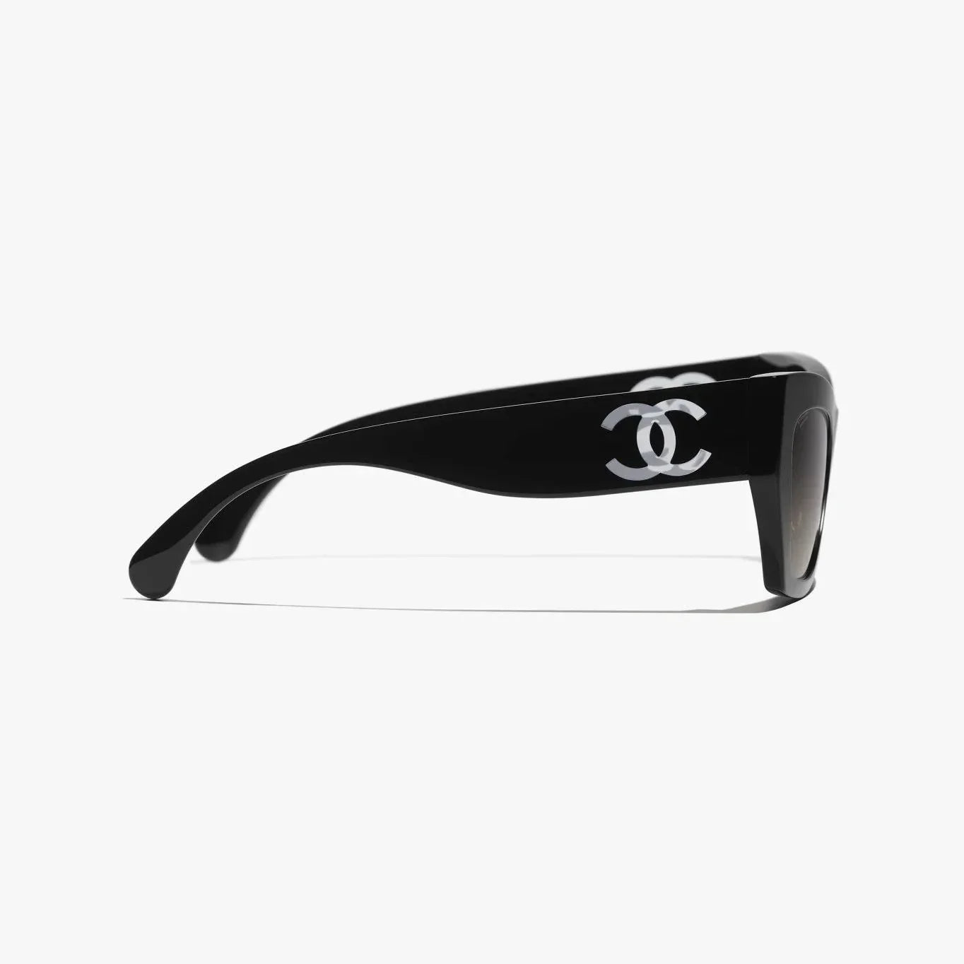 Image of משקפי שמש CHANEL עם מסגרת שחורה מפלסטיק, הגנה UVA/UVB מלאה.
