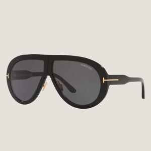 משקפי שמש TOM FORD עם מסגרת פלסטיק שחורה והגנת UVA/UVB.