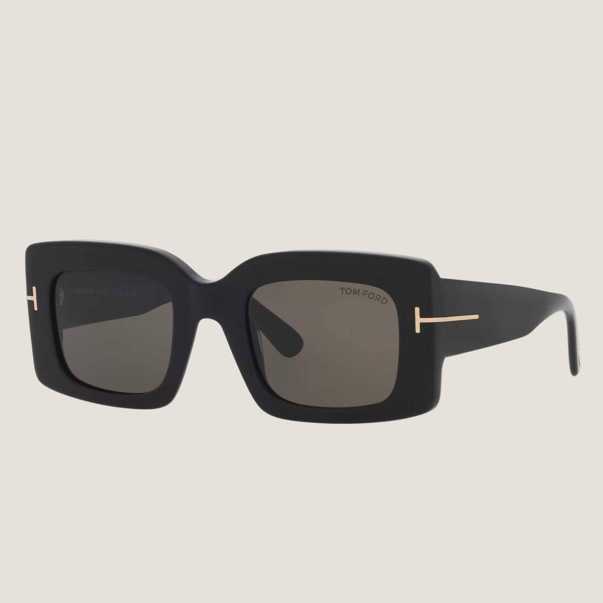 משקפי שמש TOM FORD עם מסגרת שחורה ועדשות כהות, יוקרה וסטייל.