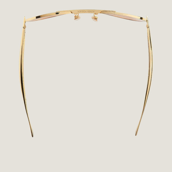 משקפי שמש B, מסגרת מתכת זהב, הגנה 100% UVA/UVB, רפידות אף מתכווננות.