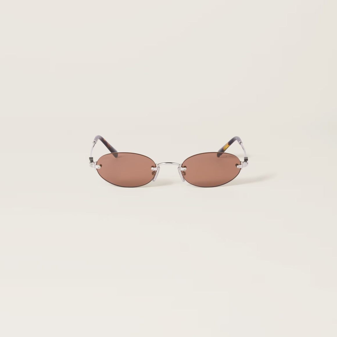 מיו מיו Oval, משקפי שמש, מסגרת מתכת כסופה, הגנה UVA/UVB, רפידות אף מתכווננות, רפליקה מדויקת.