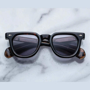 משקפי שמש Jacqueline Marie Mage Vendome מנומר כהה, מסגרת פלסטיק, הגנה מלאה UVA/UVB, רפידות אף מתכווננות, בעיצוב ייחודי.