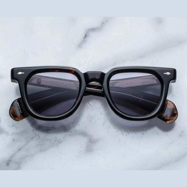 משקפי שמש Jacqueline Marie Mage Vendome מנומר כהה, מסגרת פלסטיק, הגנה מלאה UVA/UVB, רפידות אף מתכווננות, בעיצוב ייחודי.