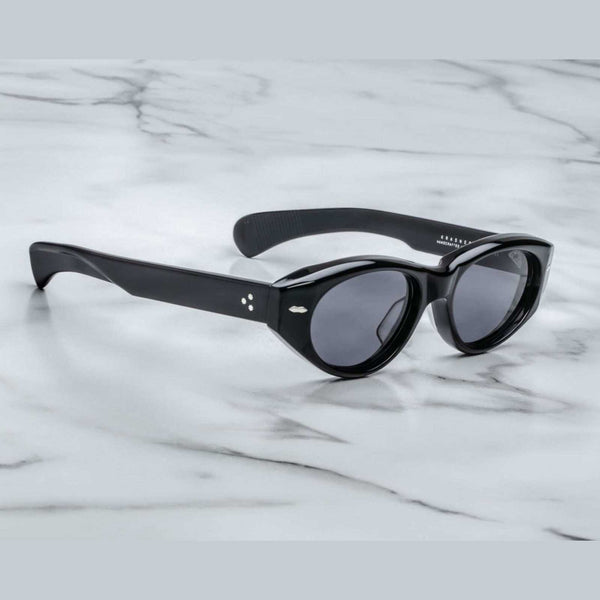 Jacques Marie Mage - KRASNER שחור, משקפי שמש, מסגרת פלסטיק, צבע שחור, הגנה UVA/UVB, רפידות אף מתכווננות, מראה אלגנטי, אריזה ייעודית.